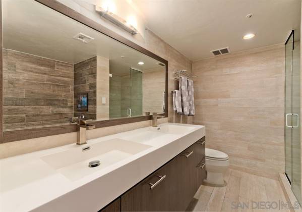 500 Harbor Dr, San Diego, California, United States 92101, 2 Bedrooms Bedrooms, ,For sale,Harbor Dr,200003733