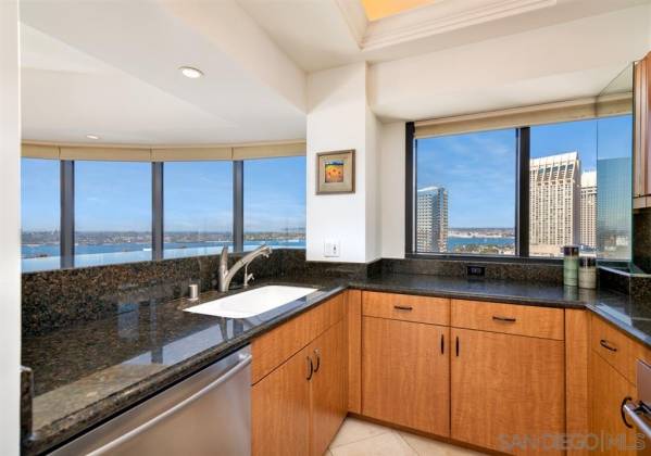 200 Harbor Drive, San Diego, California, United States 92101, 2 Bedrooms Bedrooms, ,For sale,Harbor Drive,200011064