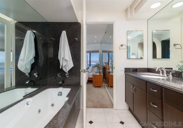 200 Harbor Drive, San Diego, California, United States 92101, 2 Bedrooms Bedrooms, ,For sale,Harbor Drive,200011064