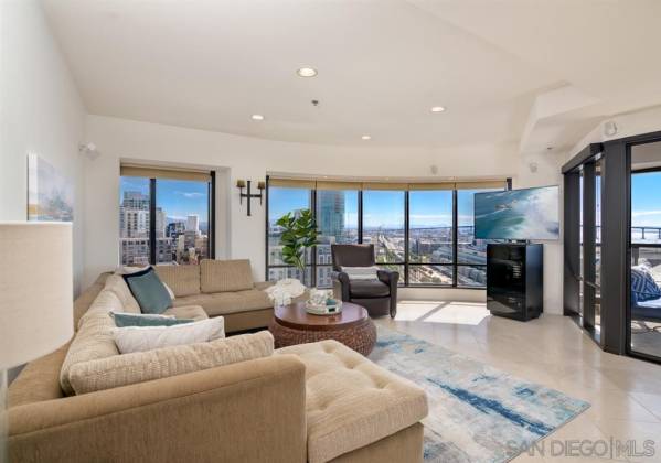 200 Harbor Drive, San Diego, California, United States 92101, 2 Bedrooms Bedrooms, ,For sale,Harbor Drive,200011064