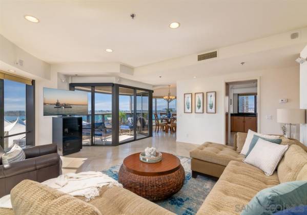 200 Harbor Drive, San Diego, California, United States 92101, 2 Bedrooms Bedrooms, ,For sale,Harbor Drive,200011064