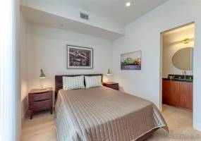 582 Laurel, San Diego, California, United States 92101, 3 Bedrooms Bedrooms, ,For sale,Laurel,200022060
