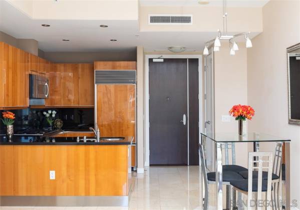 Kitchen & Dining Area