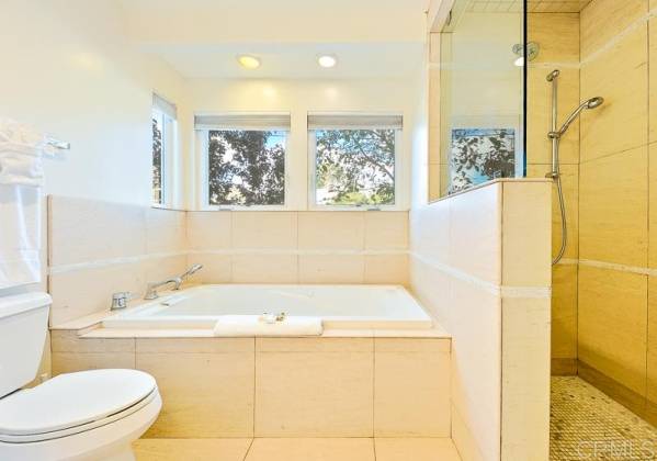 657 Westbourne, La Jolla, California, United States 92037, 6 Bedrooms Bedrooms, ,For sale,Westbourne,200038644